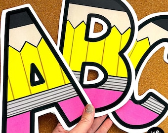 Lettres et chiffres de l'alphabet à motifs de crayons pour une décoration de classe sur le thème des crayons
