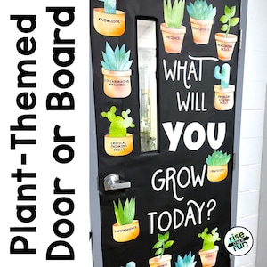 Puede incluir: Una puerta de pizarra negra decorada con un tema de plantas. La puerta tiene las palabras "What will you grow today?" (¿Qué vas a cultivar hoy?) escritas en ella. Hay plantas en macetas con diferentes habilidades escritas en ellas, como "conocimiento", "paciencia", "confianza", "habilidades colaborativas", "habilidades de pensamiento crítico", "habilidades de razonamiento", "habilidades de resolución de problemas", "creatividad", "independencia", "conciencia" y "enfoque".