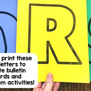 Peut inclure: Trois feuilles de papier bleu, jaune et vert, chacune pr&eacute;sentant une grande lettre en gras avec un contour noir. La feuille jaune affiche la lettre R. Un encadr&eacute; blanc indique : Quickly print these bold letters to create bulletin boards and classroom activities!