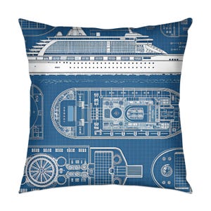 Op de afbeelding: Vierkant kussen met een blauwdrukontwerp van een cruiseschip. Het witte ontwerp, tegen een blauwe rasterachtergrond, toont een gedetailleerd bovenaanzicht en zijaanzicht van het schip. Het ontwerp bevat ingewikkelde details van de scheepsstructuur.