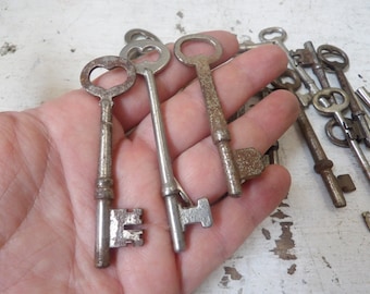 3 Antique vintage skeleton keys , THREE shabby door key for decor or jewelry upcycling supply , Rustic Farmhouse wedding decor R2