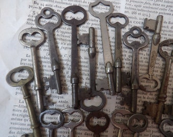 4 vintage skeleton keys , 4 door key for decor or jewelry upcycling supply , Assemblage Journal supply K7