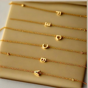 Collar con inicial lateral bañado en oro de 18 quilates, gargantilla con mini letras personalizada para mujer, elegante collar con nombre de acero inoxidable, regalo para ella.