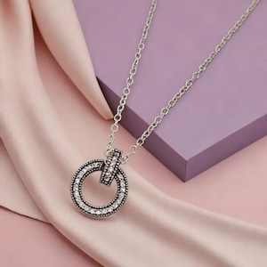 Silver Circle Pendant & Necklace, Affordable Swinging Circle Necklace with 45cm Chain, A Multifunctional and Popular Fashion Accessory.