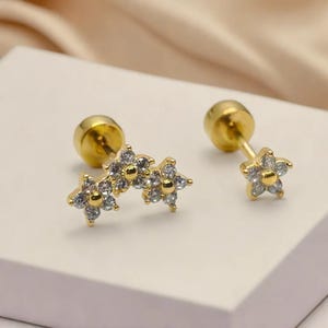 Gold Daisy Flower Cartilage Stud Earrings, Flat Back Tragus, Helix, Conch, Minimalist Chic Jewellery, Dainty Design.