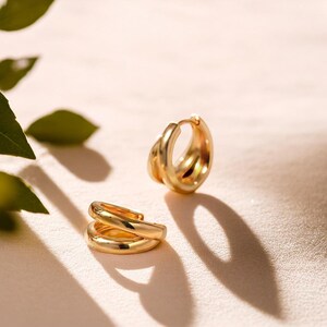 Stylish 18K Gold Double Circle Earrings, Dainty Huggie Hoops for Everyday Wear, Minimalist Jewelry for Effortless Glam!