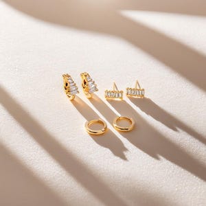 Juego de 3 pares de aros pequeños tipo huggie, aros ligeros dorados tipo huggie, aretes de botón de acero inoxidable, joyería de moda para mujeres y niñas.