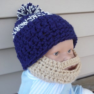Puede incluir: Un gorro de punto azul y blanco con un pomp&oacute;n blanco en la parte superior. El gorro tiene una barba de punto unida a la parte inferior.