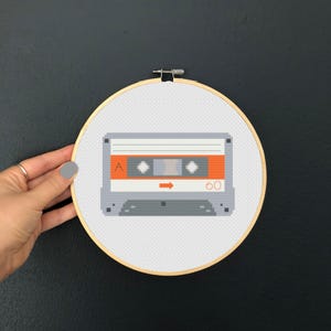 Cassettekruissteek. C60 tape kruissteek. Retro kruissteek. Cassettebandje. Muziek kruissteek. C60-cassettebandontwerp. Pdf-download: