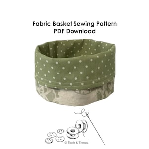 以下が含まれることがあります： ファブリックバスケットの縫製パターンPDFダウンロード。バスケットは、白い水玉模様の緑色の生地と、花柄の薄いベージュ色の生地で作られています。画像には、縫製用品のイラストも含まれています。