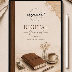 Może przedstawiać: Tablet cyfrowy wyświetlający okładkę dziennika z tekstem one journal 2017, DIGITAL Journal oraz WRITE. REFLECT. REMEMBER. Ekran przedstawia brązowy skórzany notatnik, filiżankę kawy, mały wazon z suszonymi kwiatami oraz długopis.