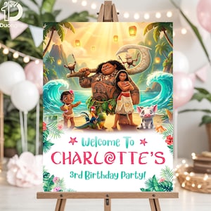 K&ouml;nnte beinhalten: Ein farbenfrohes Geburtstagsplakat mit Figuren aus einem beliebten Animationsfilm. Auf dem Schild steht "Willkommen zu Charlottes 3. Geburtstagsparty!" mit tropischen Pflanzen und Zeichentrickfiguren. Das Schild wird auf einer Holzstaffelei ausgestellt.