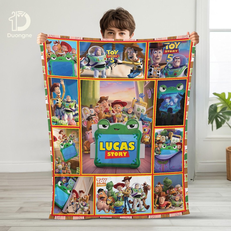 Op de afbeelding: Een rechthoekige fleece deken met een collage van Toy Story-personages, waaronder Woody, Buzz Lightyear en Jessie. Het middelste paneel toont een groen, kikker-vormig frame met de tekst Lucas Story in gele en rode letters.