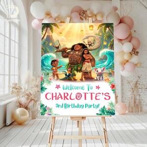K&ouml;nnte beinhalten: Ein Willkommensschild f&uuml;r eine Geburtstagsparty mit Figuren aus einem beliebten Animationsfilm. Auf dem Schild steht "Welcome To CHARLOTTE'S 3rd Birthday Party!" und es ist mit tropischen Blumen und Bl&auml;ttern dekoriert. Das Schild wird auf einer Holzstaffelei ausgestellt.