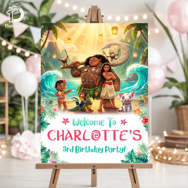 K&ouml;nnte beinhalten: Ein farbenfrohes Geburtstagsplakat mit Figuren aus einem beliebten Animationsfilm. Auf dem Schild steht "Willkommen zu Charlottes 3. Geburtstagsparty!" mit tropischen Pflanzen und Zeichentrickfiguren. Das Schild wird auf einer Holzstaffelei ausgestellt.