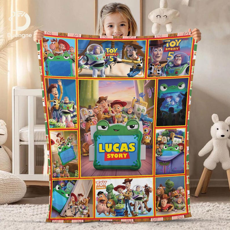 Op de afbeelding: Een rechthoekige fleece deken met een collage van Toy Story 5 sc&egrave;nes en een centraal groen, kikker-vormig kader met de tekst Lucas Story. Het ontwerp bevat Woody, Buzz Lightyear en andere personages in diverse kleurrijke omgevingen.