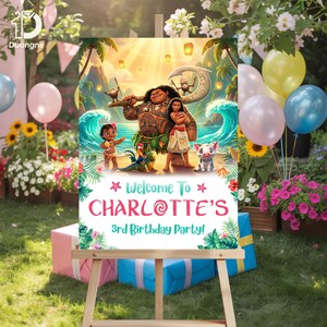 K&ouml;nnte beinhalten: Ein farbenfrohes Party-Schild auf einer Staffelei mit Figuren aus einem beliebten Animationsfilm. Auf dem Schild steht "Willkommen zu Charlottes 3. Geburtstagsparty!" mit tropischem Laub und einem lebendigen Hintergrund.
