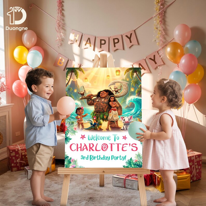 K&ouml;nnte beinhalten: Eine h&ouml;lzerne Staffelei zeigt ein farbenfrohes Schild mit dem Text "Welcome To CHARLOTTE'S 3rd Birthday Party!" mit Figuren aus einem beliebten Animationsfilm. Das Schild ist von tropischem Laub und einer lebendigen Meereslandschaft umgeben. Ballons und ein Banner mit der Aufschrift "HAPPY BIRTHDAY" befinden sich im Hintergrund.