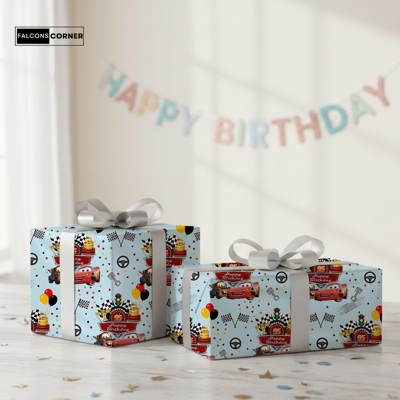 Op de afbeelding: Twee ingepakte cadeaus met zilveren strikken. Het cadeaupapier is lichtblauw met een patroon van raceauto's, geblokte vlaggen, ballonnen en de tekst "Happy Birthday". De cadeaus liggen op een wit oppervlak.