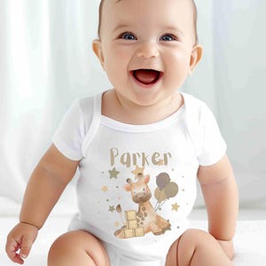 Personalized Giraffe Baby Onesie, Airlume Cotton, Baby Shower Gift immagine 3