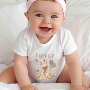 Personalized Giraffe Baby Onesie, Airlume Cotton, Baby Shower Gift immagine 2