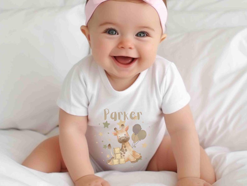 Personalized Giraffe Baby Onesie, Airlume Cotton, Baby Shower Gift immagine 2