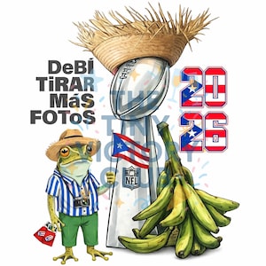 Puede incluir: Ilustración caprichosa con una rana con sombrero de paja y camisa a rayas, sosteniendo una bandera puertorriqueña y una cámara. Un trofeo de fútbol con sombrero de paja, plátanos y texto que dice "DeBi TiRAR Más FOTOS" y "2026" completan el diseño.