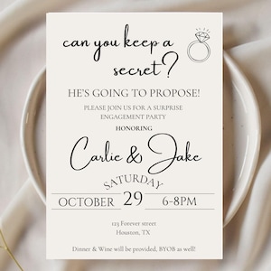 Puede incluir: Invitación a una fiesta de compromiso sobre un fondo crema. El texto en negro dice: "¿Puedes guardar un secreto?" y "¡Va a proponerse!" con detalles para el evento en honor a Carlie y Jake.