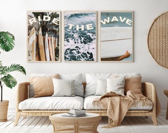 Puede incluir: Tres impresiones enmarcadas con temática de playa. La primera impresión muestra tablas de surf con la palabra "RIDE" encima. La segunda impresión muestra un primer plano de olas del océano con la palabra "THE" encima. La tercera impresión muestra una tabla de surf con la palabra "WAVE" encima.