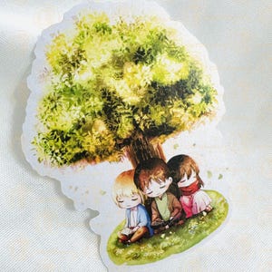 Op de afbeelding: Een sticker met een illustratie van drie figuren die onder een grote boom zitten. De boom heeft een groen en geel bladerdak, en de figuren worden afgebeeld met gesloten ogen, wat een vredige scène suggereert. De sticker heeft een witte rand.