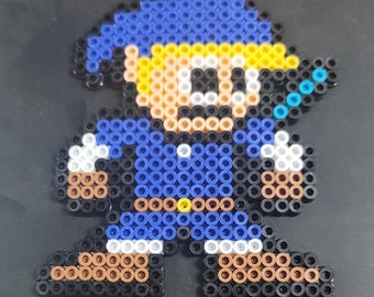Puede incluir: Un personaje de pixel art azul y blanco con un sombrero amarillo y una espada azul. El personaje está de pie con los brazos extendidos.
