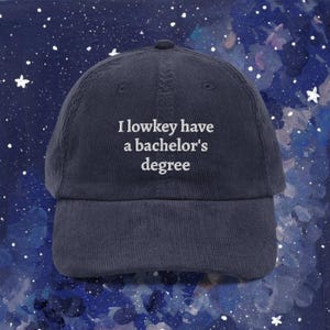"Bestickte ""I Lowkey Have a Bachelor's Degree"" Mütze | Lustiges Abschlussgeschenk, College-Grad Millennial Humor Cap, College Life Vibes, Gen Z