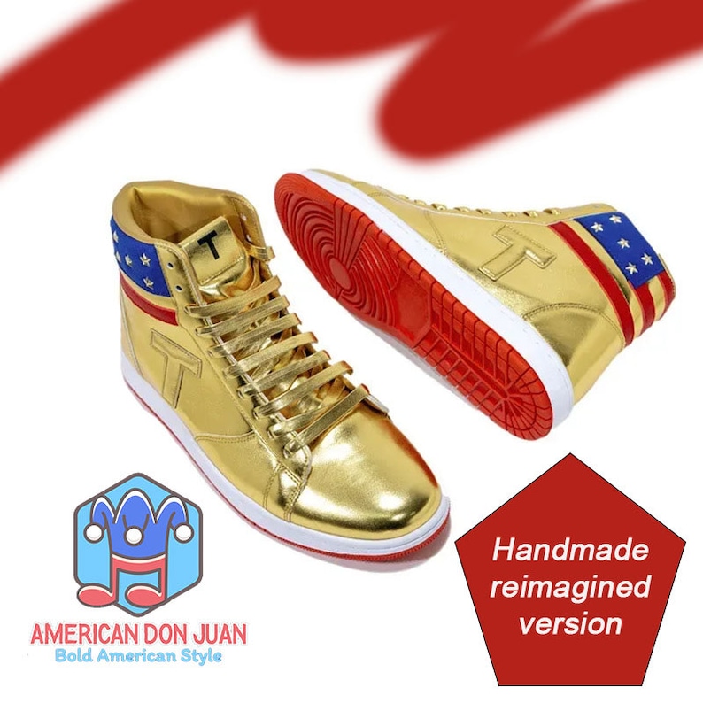 Puede incluir: Zapatillas doradas de ca&ntilde;a alta con detalles rojos y blancos y un dise&ntilde;o de bandera estadounidense azul y blanca en la parte posterior. Las zapatillas tienen una suela blanca y una franja roja alrededor de la parte superior. El texto "Handmade reimagined version" es visible en la imagen.