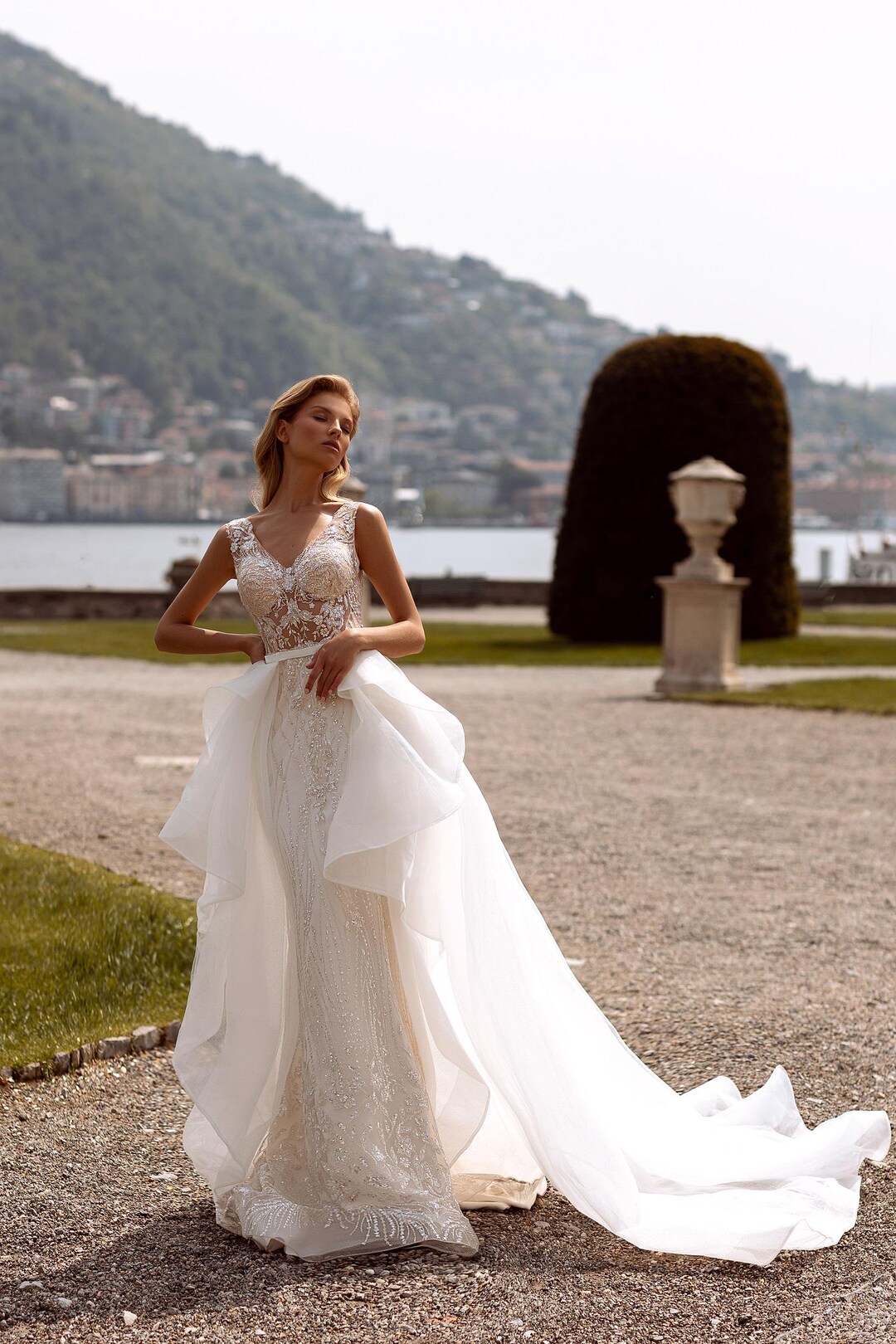 Mermaid Bridal Dress with a Dramatic Train for a Grand Wedding Entrance