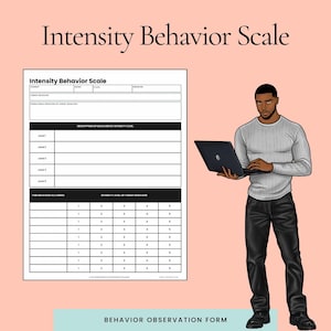 Op de afbeelding: Illustratie van een gedragsobservatieformulier met de titel "Intensiteit Gedragsschaal". Het formulier staat naast een persoon die een laptop vasthoudt. Het formulier bevat secties voor gedragsbeschrijving en intensiteitsniveaus.