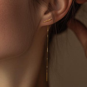 Orecchino a barretta placcato oro 18 carati, orecchino passante in argento, doppia catena per piercing, delicato secondo piercing a barretta, piccolo orecchino spaiato