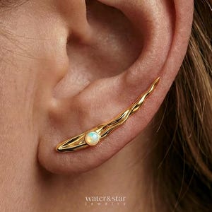 Brinco Ear Climber em Prata de Lei com Opala Natural em Ouro Vermeil e Design Moon River, Brinco Delicado com Formato Curvo, Joia Minimalista para o Dia a Dia