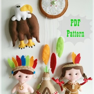 Puede incluir: Un kit de manualidades de fieltro con un diseño de temática nativa americana. El kit incluye patrones para un tipi, dos muñecas, un águila y un atrapasueños. El texto "PDF Pattern" es visible en la imagen.