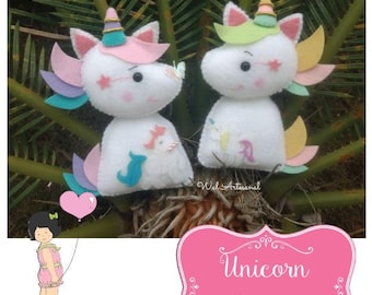Puede incluir: Dos patrones de bolsillo de unicornio de fieltro en un esquema de color rosa y verde. El patrón incluye una estrella, una mariposa y el texto "Unicorn Pocket".
