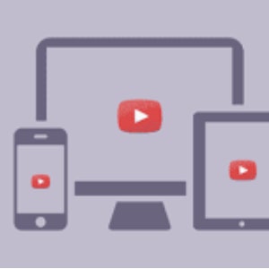 Puede incluir: Ilustración de un ordenador, una tableta y un teléfono inteligente, cada uno mostrando un icono de reproducción rojo. Los dispositivos representan diferentes tamaños de pantalla para ver vídeos.