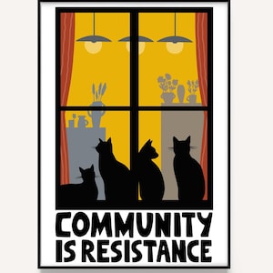 Può includere: Stampa artistica incorniciata con un'illustrazione stilizzata. Quattro sagome di gatti neri sono in una finestra con sfondo giallo. Il testo "COMMUNITY IS RESISTANCE" è sotto. La finestra ha tende rosse e due lampade a sospensione.