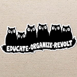 Può includere: Adesivo bianco e nero con una fila di gufi e il testo "Educate-Organize-Revolt".