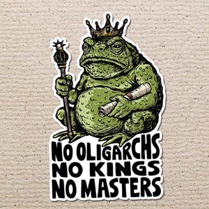 Puede incluir: Una pegatina con un sapo verde con corona y cetro y un pergamino. La pegatina tiene el texto "NO OLIGARCHS NO KINGS NO MASTERS" en negrita y letras negras.