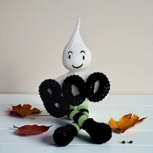 Boo! Ghost Shelf Sitter Knitting pattern Instant download