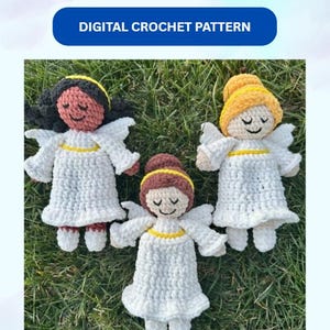 Op de afbeelding: Drie handgemaakte gehaakte engelpoppen met witte jurken, vleugels en verschillende haarkleuren, waaronder zwart, geel en bruin. De poppen zijn gerangschikt op groen gras. De tekst "Angela the Angel" en "DIGITAL CROCHET PATTERN" worden bovenaan weergegeven.