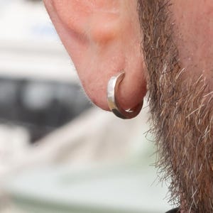 Pendientes de aro pequeños de plata de ley 925 maciza de 12 x 2 mm para hombre / Martillados a mano por artesanos para uso diario / Acabado mate cepillado