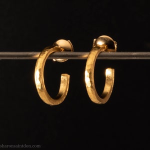 22k gold hoop earrings, 18mm diameter x 2mm . Hammered solid yellow gold with matte brushed finish. 18k gold posts and locking backs. Handmade by Sharon Saint Don in the USA.