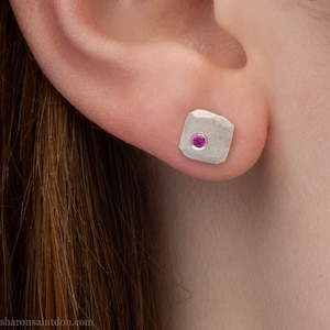 Pendientes de botón con gema de rubí cultivada en laboratorio / Plata de ley 925 maciza martillada a mano / Cuadrados de 7 mm, acabado mate