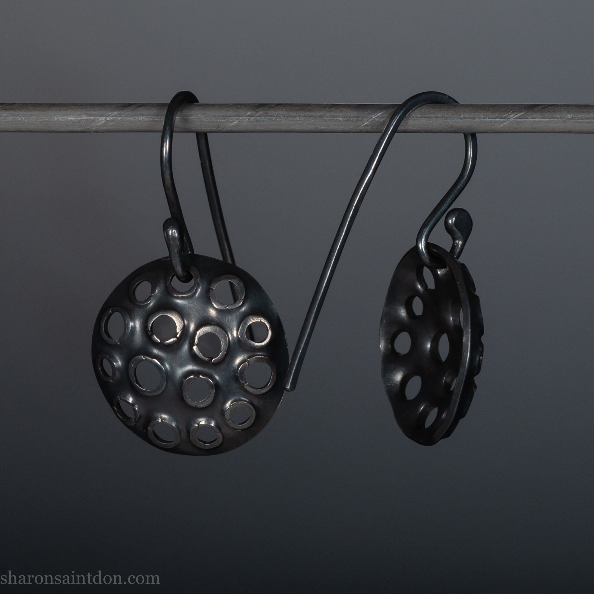Orecchini pendenti con disco rotondo in argento sterling / Design a pois in rete realizzati a mano - Colore antico scuro - Italia
