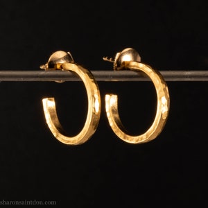 22k gold hoop earrings, 18mm diameter x 2mm . Hammered solid yellow gold with matte brushed finish. 18k gold posts and locking backs. Handmade by Sharon Saint Don in the USA.